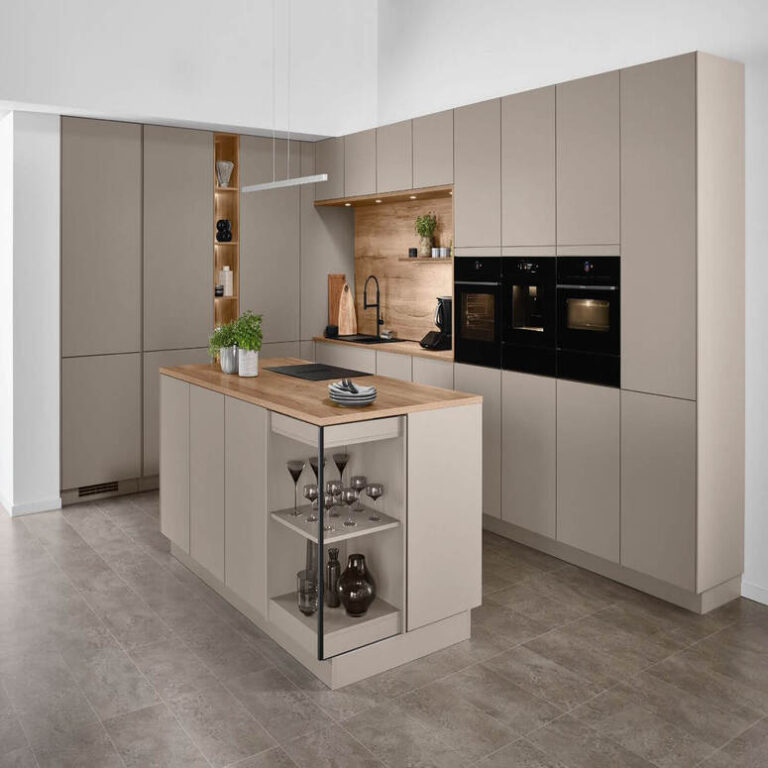 Küche in Kaschmir-Beige mit Kochinsel, Holzarbeitsplatte und offenem Regal – Küchenstudio Hagen