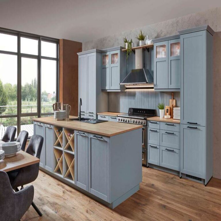 Landhausküche in Hellblau mit Vitrinenschränken, Kochinsel und Holzarbeitsplatte – Küchenstudio Hagen