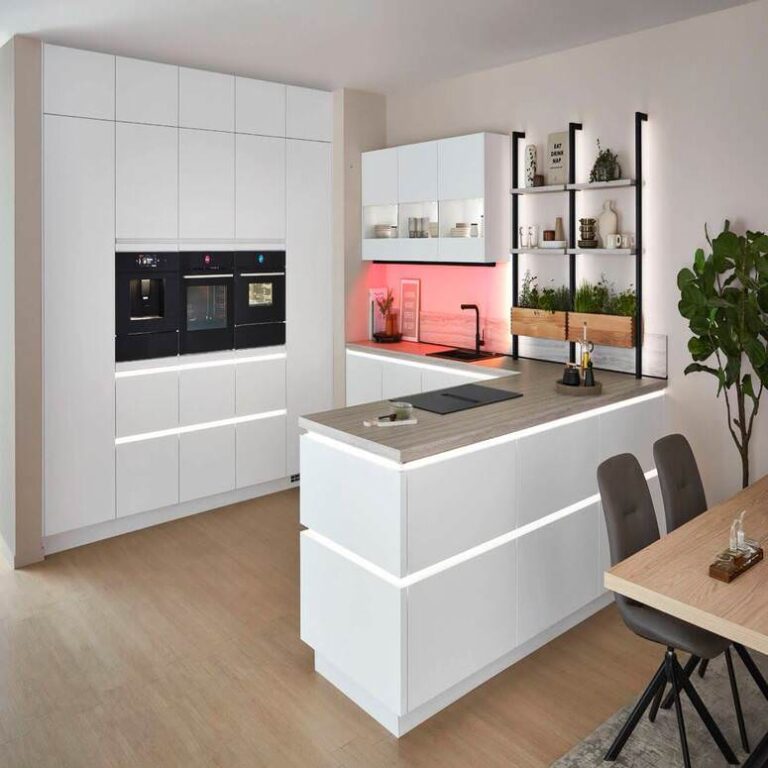 Moderne grifflose Küche in Weiß mit beleuchteter Kochinsel und Kräuterregal – Küchenstudio Hagen