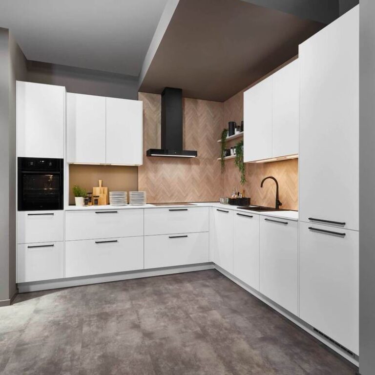 Weiße Eckküche mit Holzrückwand Weiße Eckküche mit grifflosen Fronten, Holzrückwand und schwarzer Dunstabzugshaube – Küchenberatung Hagen