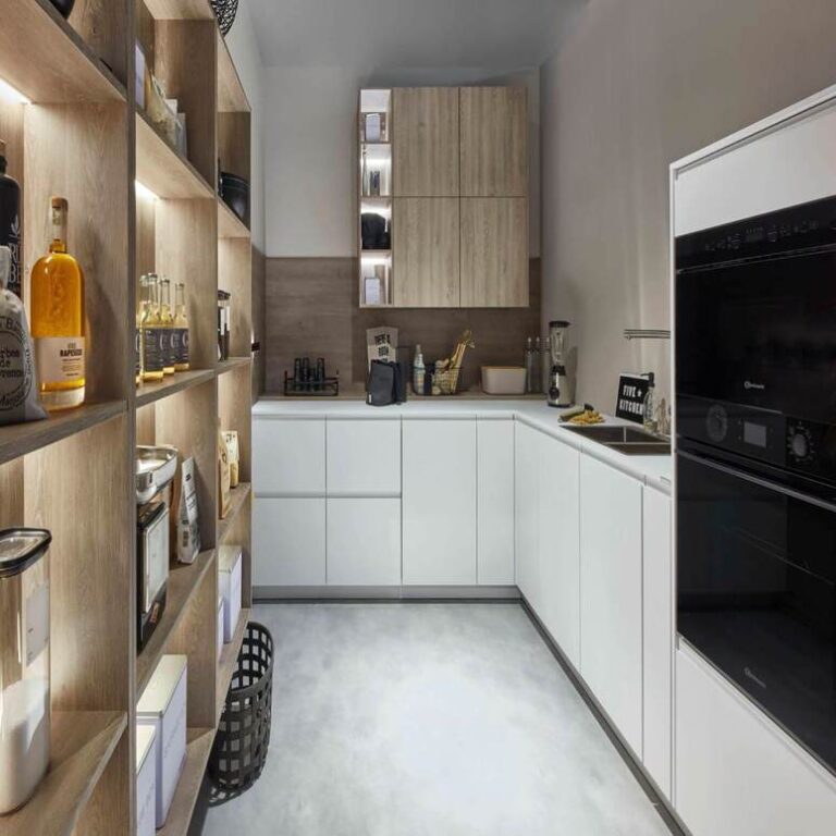 Moderne weiße Küche Moderne weiße Küche mit Hochschränken, Holzregal und schwarzen Einbaugeräten – Küchenberatung Hagen