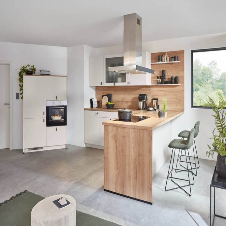Offene Küche mit Holztheke – Küchenberatung Hagen Offene Küche mit Theke aus Holz, Barhockern und Insel-Dunstabzugshaube