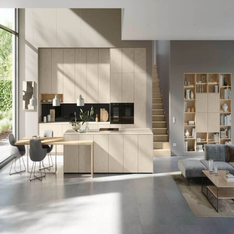 Offene Küche mit Wohnbereich Offene moderne Küche in Beige mit Kochinsel, Essplatz und angrenzendem Wohnbereich – Küchenberatung Hagen
